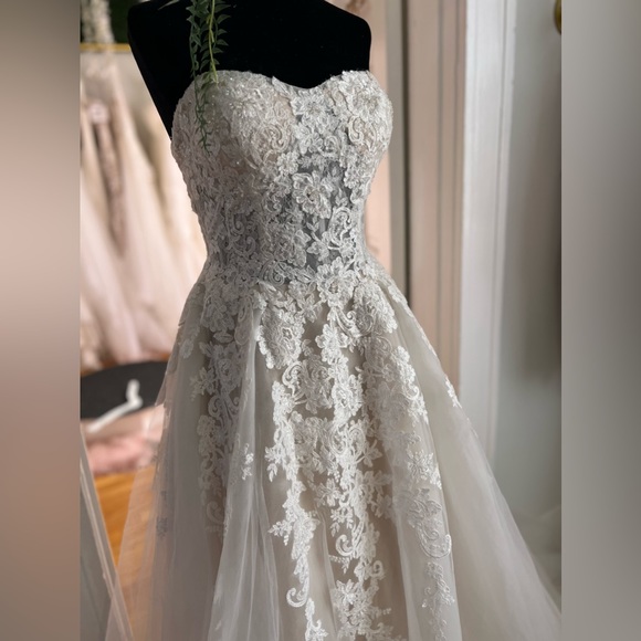 David’s Bridal Lave Wedding Dress - Picture 4 of 5